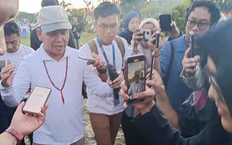 Wawancara awak media dengan Gubernur Kalteng Agustiar Sabran. (FOTO: MARINI)