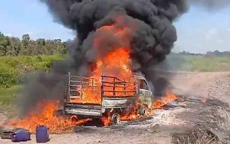 Pikap Diduga Bermuatan Jeriken BBM Terbakar di Dadahup