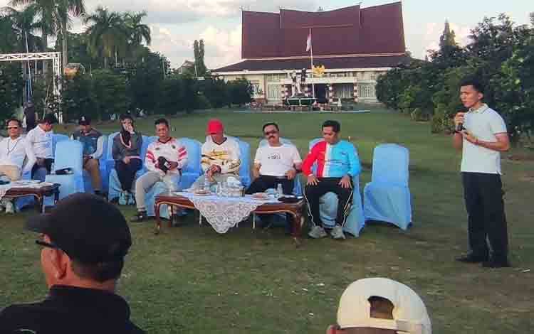 Kepala Diskominfosantik Kalteng Rangga Lesmana dalam pertemuan dan silaturahmi Gubernur Kalteng Agustiar Sabran bersama insan pers di Istana Isen Mulang, Selasa sore, 14 Oktober 2025. (FOTO: HERMAWAN)