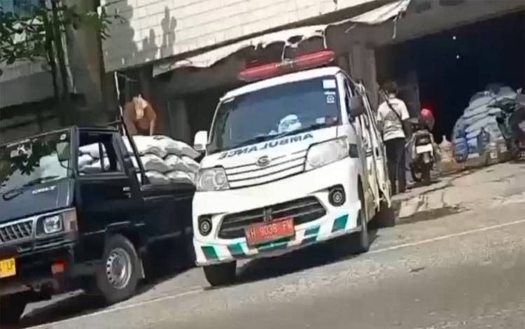 Ambulan yang diduga digunakan untuk muat pakan ayam belum lama ini. (FOTO : IST)