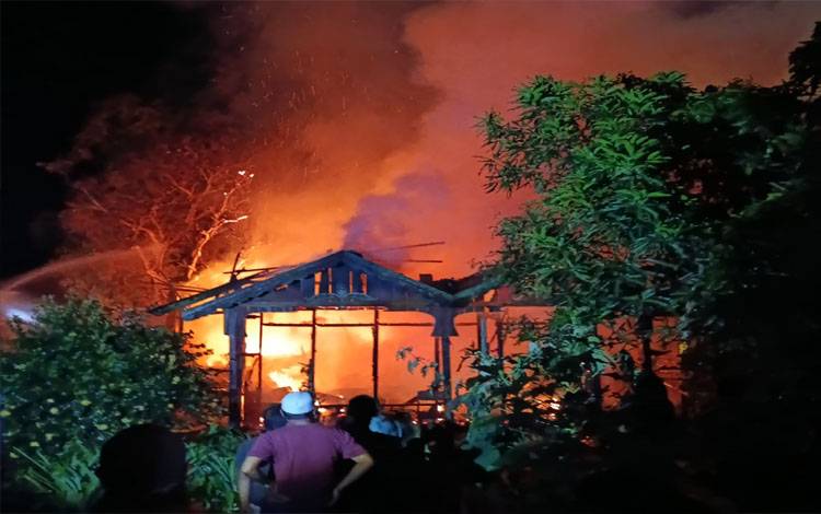Insiden kebakaran di di Jalan Talok Polantan, Kecamatan Bati-Bati, Kabupaten Tanah Laut, Kalimantan Selatan, Selasa malam, 14 Oktober 2025. (FOTO. Rescue Banjarmasin)