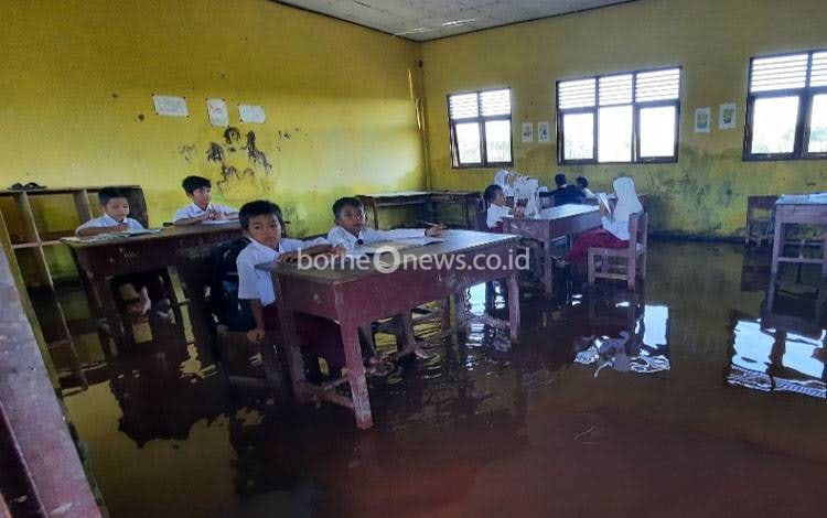 SDN Kunjung Lampuyang Dibayangi Teror Buaya di Tengah Banjir