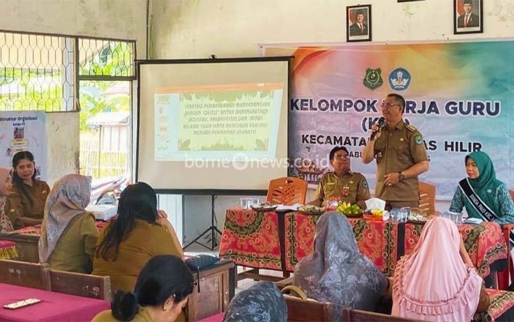 Camat Kapuas Hilir Motivasi Para Guru yang Belajar Terapkan Strategi Pembelajaran Menyenangkan dengan Quizizz
