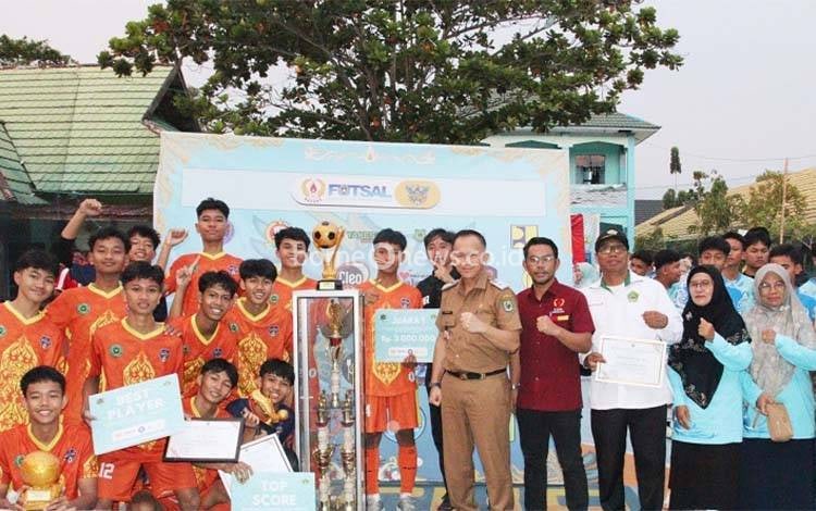 MAN Kapuas Raih Juara I Futsal MAN Cup XVII, Kepala Madrasah: Bukan Hanya Soal Piala, tapi Semangat Juang