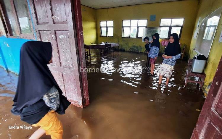 Banjir Rob dan Ancaman Buaya Ganggu Kegiatan Belajar di SDN Kunjung Lampuyang
