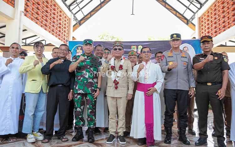 Gubernur Kalimantan Tengah (Kalteng), Agustiar Sabran foto bersama saat di Catholic Center Jl. D.A. Tawa No. X, Palangka Raya. (FOTO:FRY)