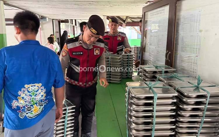 Satsamapta Polres Seruyan Kawal Distribusi Makanan Bergizi Gratis ke Sekolah di Kuala Pembuang