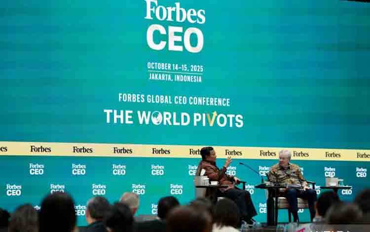 Presiden Prabowo Subianto (kiri) dan Pemimpin Utama Grup Forbes Steve Forbes (kanan) berdialog dalam sesi puncak Forbes Global CEO Conference 2025 di Jakarta, Rabu (15/10/2025). ANTARA/HO-Tim Media Presiden Prabowo Subianto.