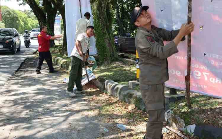 Satpol PP Palangka Raya Tertibkan Puluhan Reklame Tanpa Izin di Jalan Utama