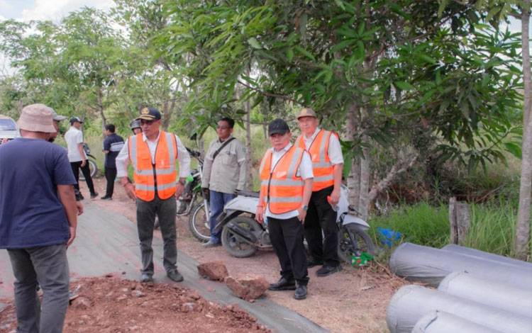 Bupati Kapuas Tinjau Pembangunan Jalan Basarang-Kapuas Barat