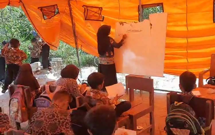 Sekolah Terendam Banjir, Siswa SDN Kunjung Lampuyang Belajar di Tenda Darurat