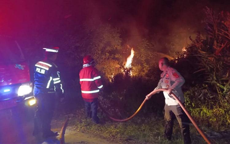 Kebakaran Lahan di Kuala Pembuang II, Petugas Gabungan Padamkan Api Sebelum Meluas