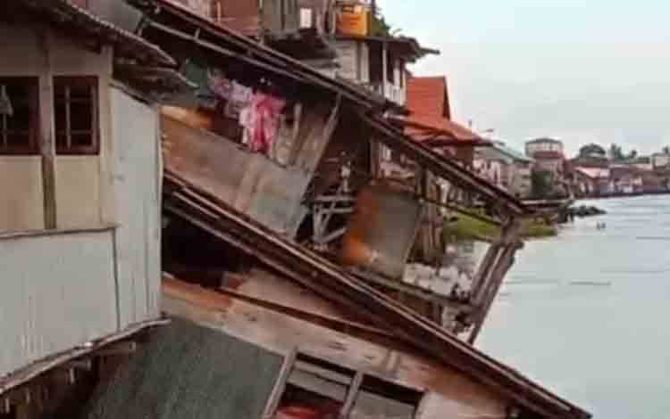 Rumah Warga di Kuala Pembuang Roboh ke Sungai Seruyan, Petugas Damkar Sigap Lakukan Evakuasi