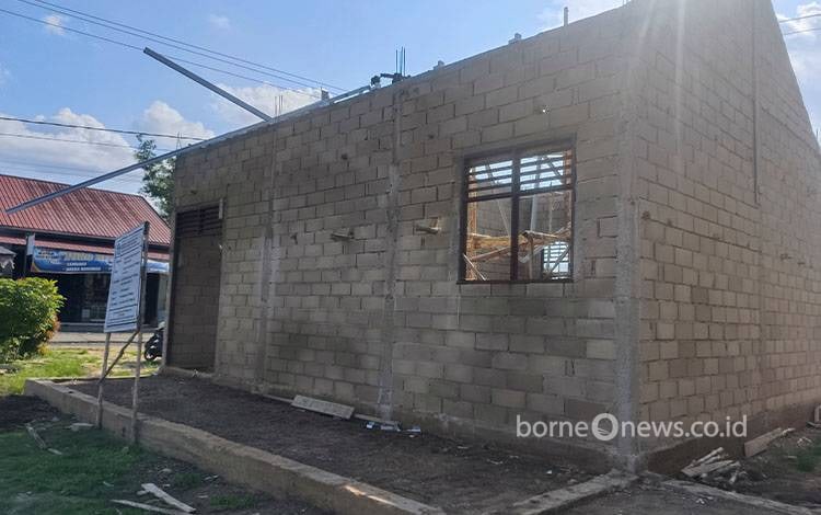 Proyek revitalisasi pembangunan TK Pembina Pandih Batu, Kecamatan Pandih Batu, temat korban mengalami kecelakaan. (FOTO: RETHA)