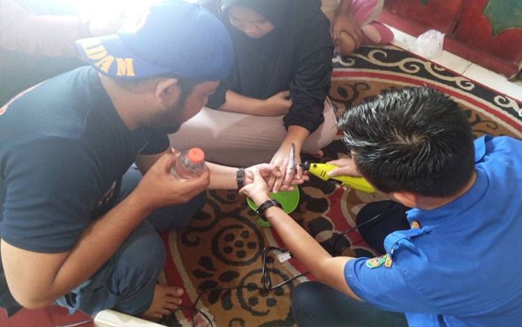 Cincin Tak Bisa Dilepas, Tim Rescue Damkar Seruyan Turun Tangan Bantu Warga
