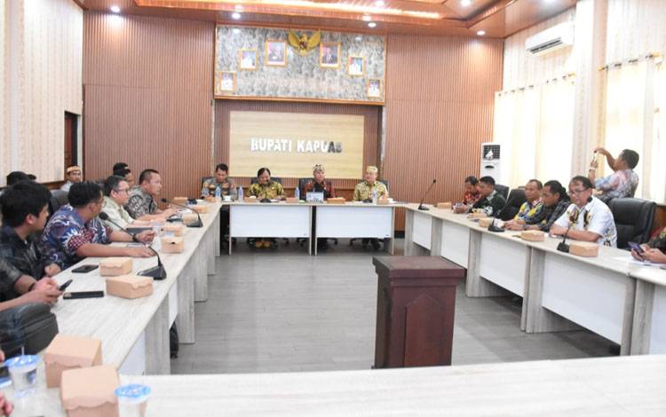 Pemkab Fasilitasi Mediasi Sengketa Plasma 20 Persen Masyarakat dengan PT Kapuas Maju Jaya