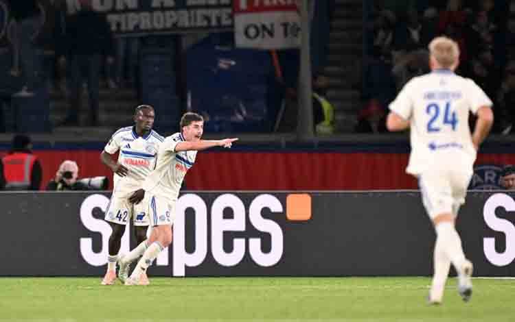 Joaquin Panichelli (tengah) mencetak dua gol saat Strasbourg bermain imbang lawan PSG dalam pertandingan Liga Prancis di Parc des Princes pada Sabtu 18/10/2025). Ligue1.com