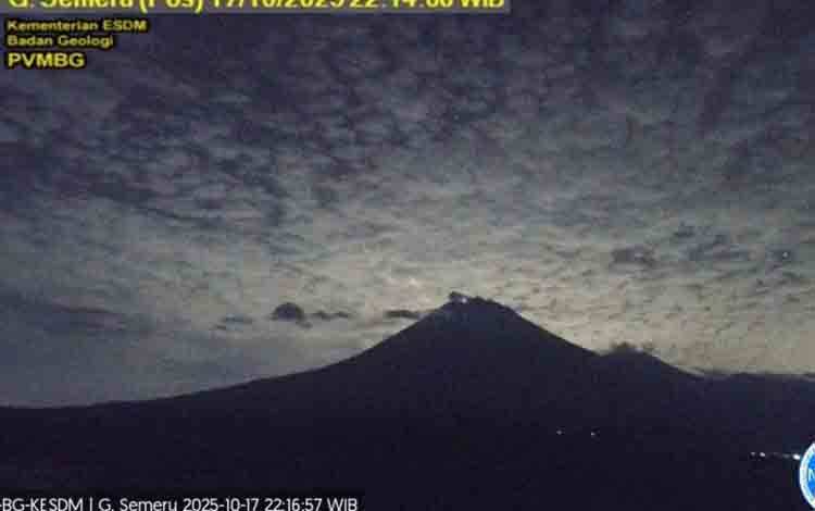 Gunung Semeru Kembali Erupsi Disertai Letusan pada Jumat Malam