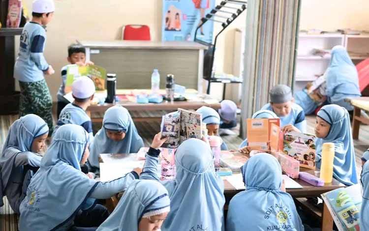 Dispursip Kapuas Apresiasi Inisiatif Outing Class SDIT Al Amin ke Perpusda