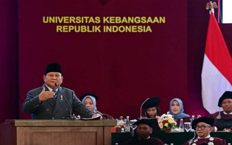 Momen Prabowo Nyanyikan Kasih Ibu Bersama Wisudawan UKRI