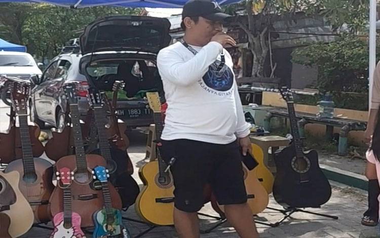Aprianto, Penjual Gitar yang Menemukan Peluang di Car Free Day Palangka Raya