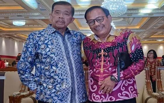 Tokoh Dayak, Rawing Rambang (kanan) bersama Mantan Ketua DPRD Kalteng, R Atu Narang.(FOTO: Istimewa)