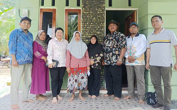 Kadisdik Pulang Pisau Sambangi Keluarga Korban Tewas Kecelakaan Proyek TK Pembina Pandih Batu