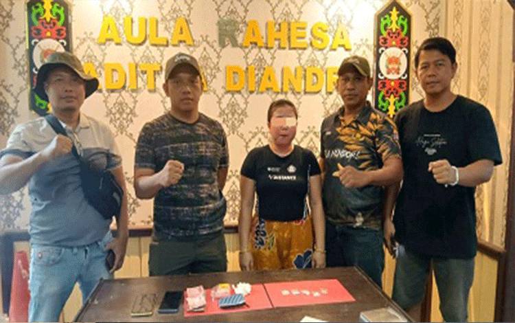 Wanita 32 Tahun Dibekuk Polisi Karena Jual Sabu di Desa Tangirang Kapuas