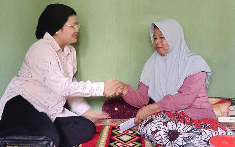 Kadisdik Pulpis Sambangi Keluarga Korban Kecelakaan Kerja Proyek Revitalisasi TK Pembina Pandih Batu