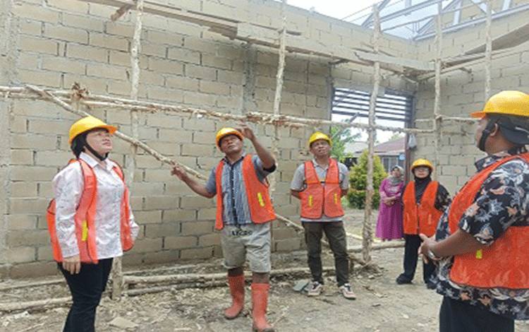 Kadisdik Pulpis Tinjau Pembangunan Proyek Revitalisasi TK Pembina Pandih Batu