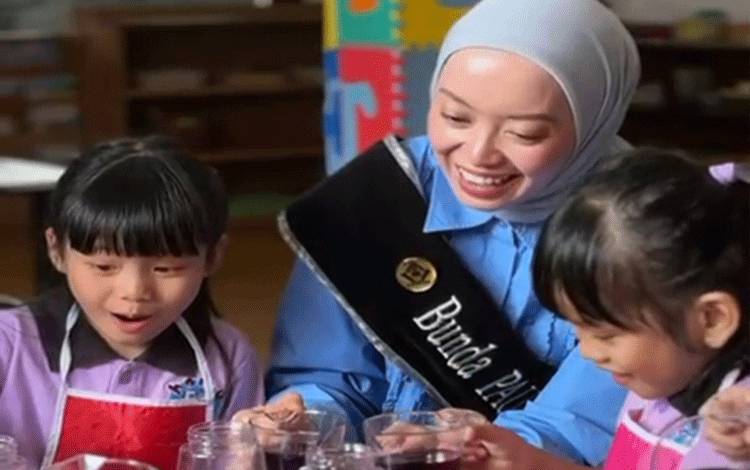 Bunda Paud Palangka Raya Avina Fairid Naparin saat melihat secara langsung kegiatan anak - anak TK Sinar Surya. (Foto : PATHUR)