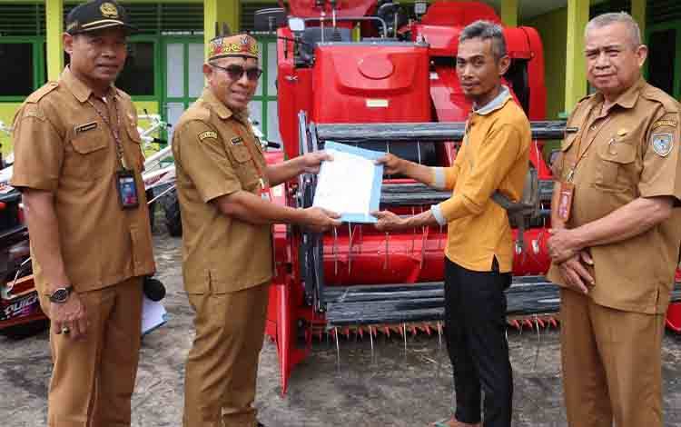 Pemkab Seruyan Serahkan Bantuan Alsintan Dukung Ketahanan Pangan Nasional