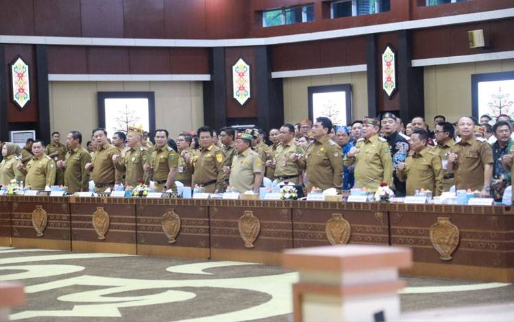 Peserta Rapat Koordinasi Optimalisasi Pendapatan Asli Daerah Sektor Perkebunan dan Kehutanan, di Aula Jayang Tingang, Kantor Gubernur Kalteng, Senin, 20 Oktober 2025. (FOTO:ASP)