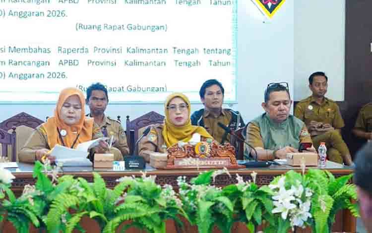 Asisten Administrasi Umum Setda Provinsi Kalteng, Hj. Sunarti bersama Tim Pemprov Kalteng pada Rapat Banmus. (FOTO: ARL)