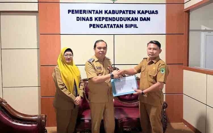 Dukcapil Kapuas Serahkan Dokumen Kependudukan Warga Terdampak Kebakaran