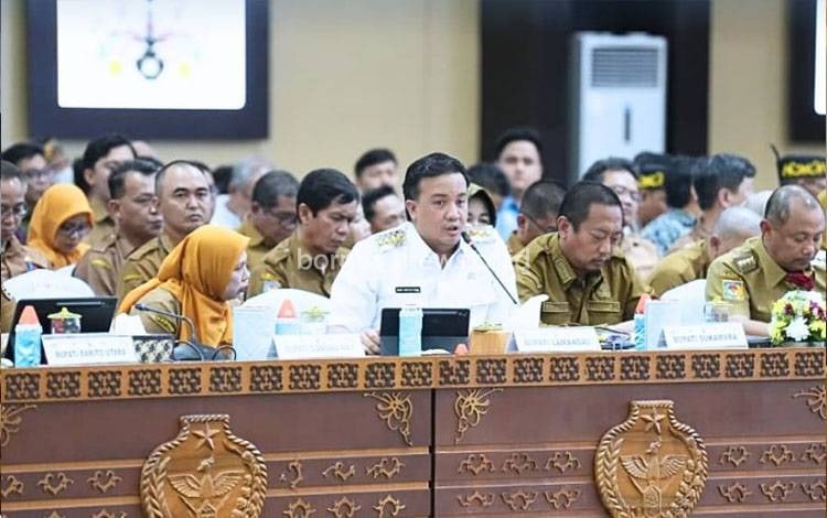 Bupati Lamandau, Rizky Aditya Putra Paparkan Strategi Tingkatkan PAD Pertambangan di Rakor Kalteng di Aula Jayang Tingang, Kantor Gubernur Kalimantan Tengah, Selasa, 21 Oktober 2025. (FOTO: ISTIMEWA)