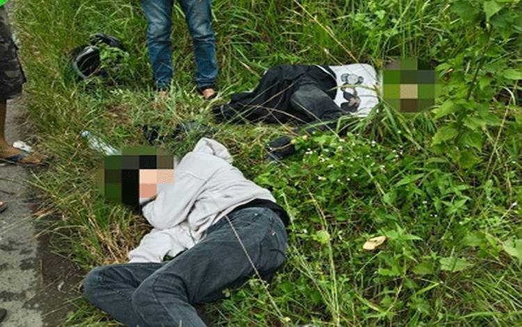 Dua Orang Pemuda Terkapar Usai Motor Mereka Tabrak Belakang Truk di Jalur Lintas Mali-Mali Kalsel