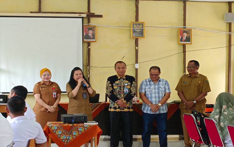 Kepala Dinas Pendidikan Kabupaten Pulang Pisau, Sri Putri Pratiwj?mendampingi asisten III meninjau para peserta. Selasa, 21 Oktober 2025.( FOTO : RETHA)?