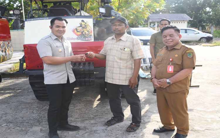 Pemkab Pulang Pisau Serahkan Alsintan untuk Brigade Pangan