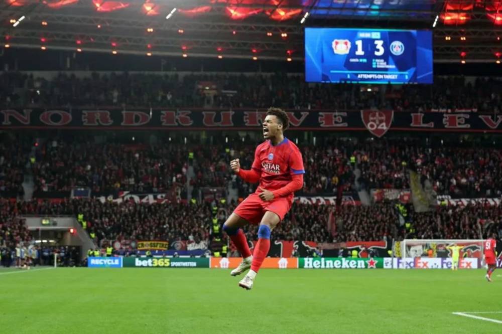 Penyerang Paris Saint-Germain (PSG) Desire Doue merayakan keberhasilannya mencetak gol pada pertandingan Liga Champions menghadapi Bayer Leverkusen di Stadion BayArena, Leverkusen, Selasa (21/10/2025) waktu setempat. (uefa.com)
