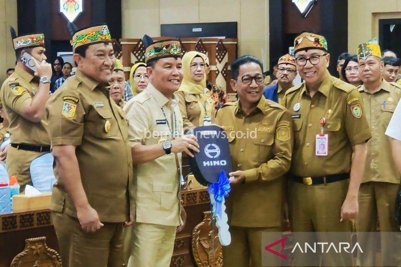 Gubernur Agustiar Sabran Serahkan Hibah Sarpras Pengelolaan Sampah Pemda se-Kalteng