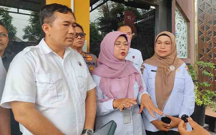 Tenaga Ahli Menteri Pertanian Bidang Optimalisasi Pemanfaatan Rawa, Pamuji Lestari (tengah). (FOTO: PATHUR)