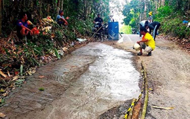 Warga Gotong Royong Perbaiki Jalan Lintas Lemo-Bukit Bambu