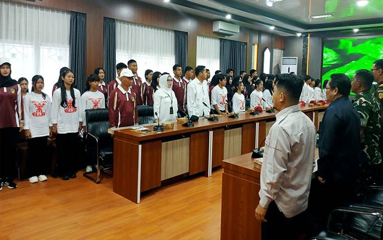 Wakil Bupati Barito Utara, Felix Sonadie Y Tingan didampingi Sekda, Kapolres dan Ketua Pengadilan Negeri serta kepala perangkat daerah melepas kontingen Barito Utara dalam mengikuti HSP dan IBAB tahun 2025 di Kabupaten Sukamara, Rabu 22 Oktober 2025 di aula Setda Lantai I. (foto: Dhani)