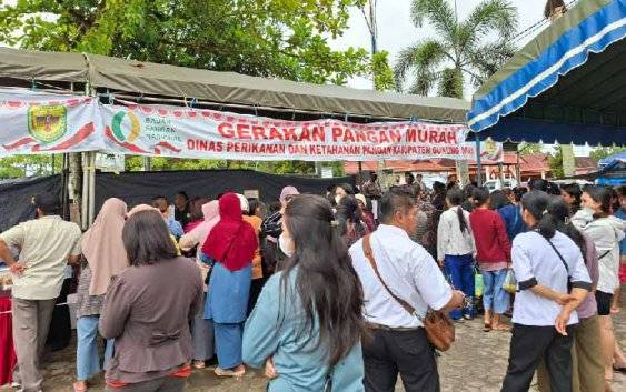 Pemkab Gunung Mas Jual Bahan Pangan Murah Langsung Diserbu Warga
