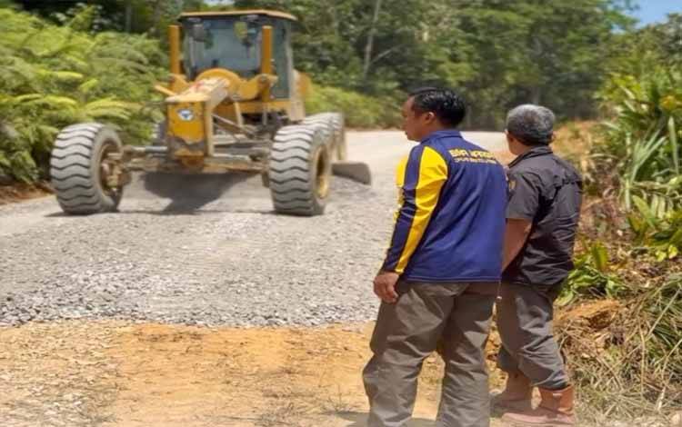 Dukung Program 100 Hari Kerja Bupati dan Wakil Bupati, Kadis PUPR Tinjau Peningkatan Jalan Jamut Hingga Sei Liju