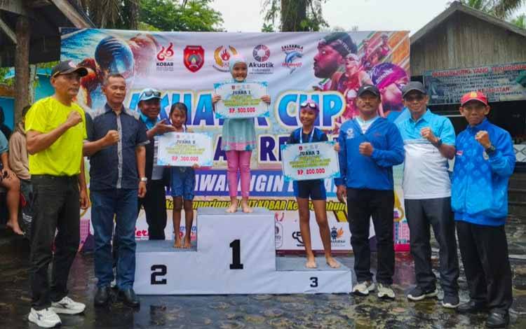 Kadispora Kobar M Tengku Aqil Noor dan Ketua Harian Koni Kobar,?Arief Asyrofi beserta pengurus AI Kobar, foto bersama peraih juara kejuaraan renang