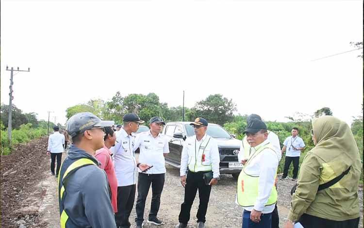 Bupati Kapuas Tinjau Progres Jalan Poros Kecamatan untuk Cek Kualitas dan Ketepatan Waktu