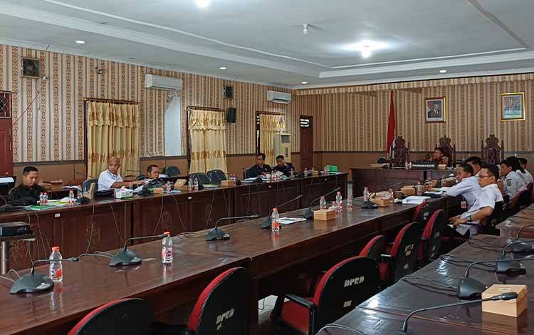 Rapat pembahasan APBD 2026 Komisi III DPRD Kotawaringin Timur dengan Dinas Pemuda dan Olahraga. (FOTO: DEWIP)