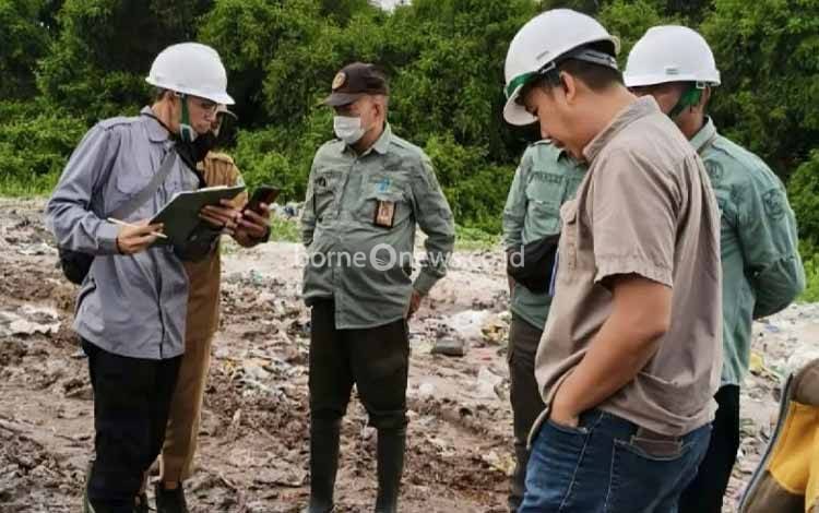 Kepala Dinas Lingkungan Hidup Kotawaringin Timur (tengah) Marjuki saat peninjauan TPA sampah di Jalan Jenderal Sudirman kilometer 14 Sampit, belum lama ini. ANTARA/HO-DLH Kotim